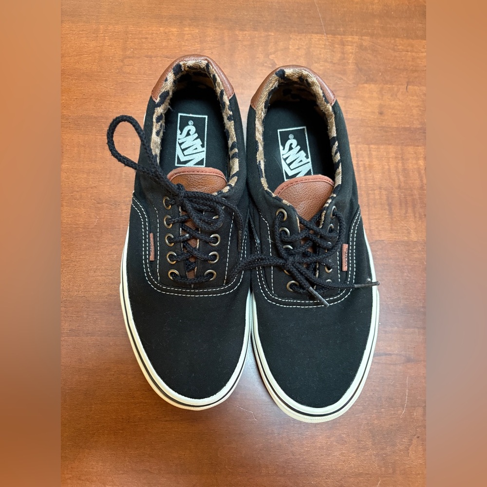 Vans Off The Wall canvas low top lace up unisex shoe